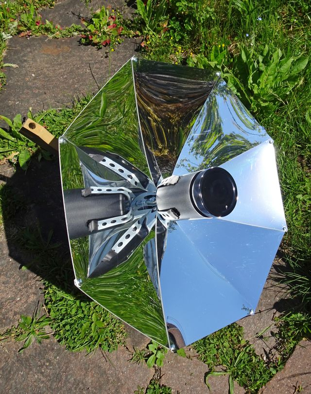 Solarkocher von Kraul von oben im Garten