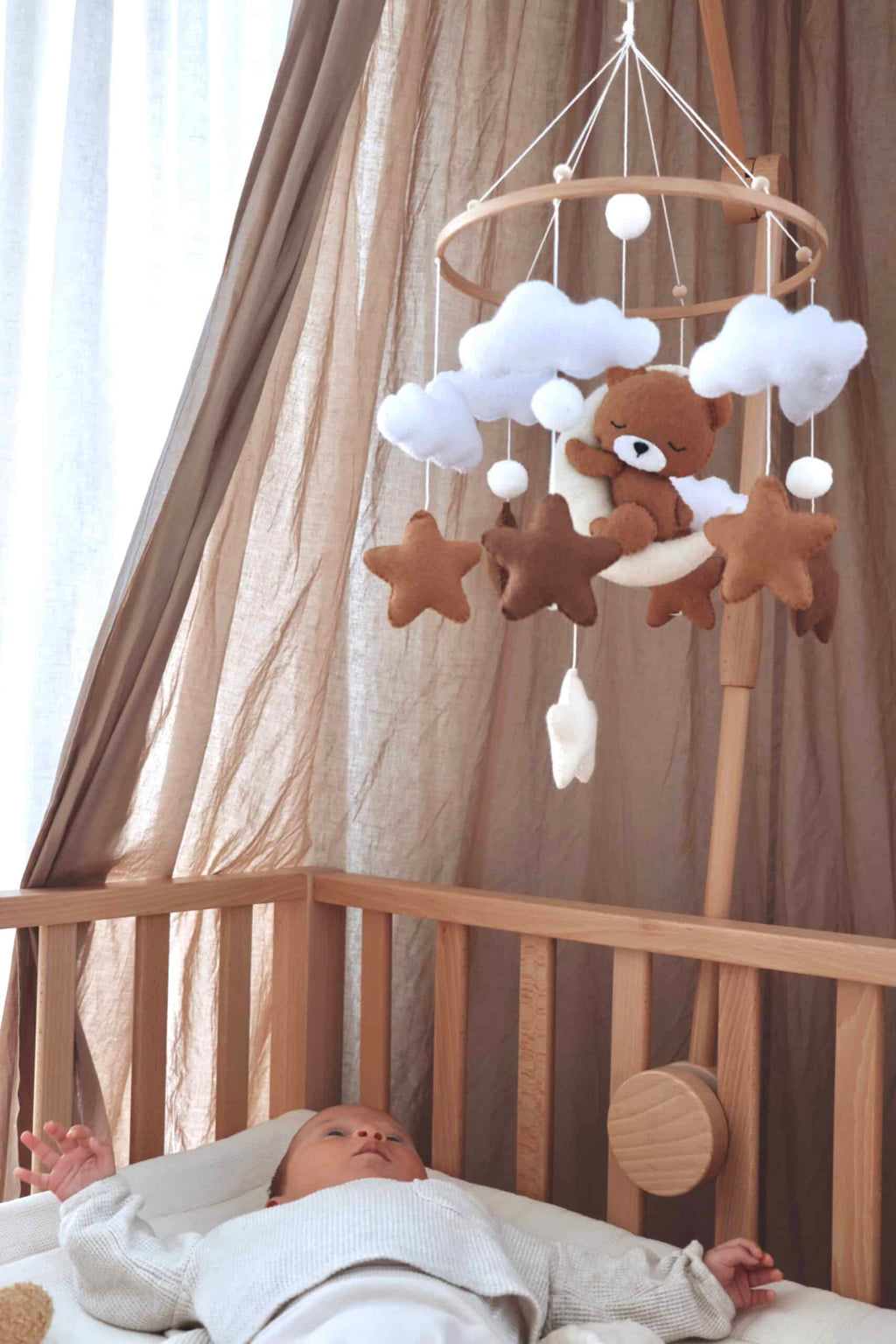 Handgefertigtes Schlafender Teddy Babymobile aus Holz – KinderGlück
