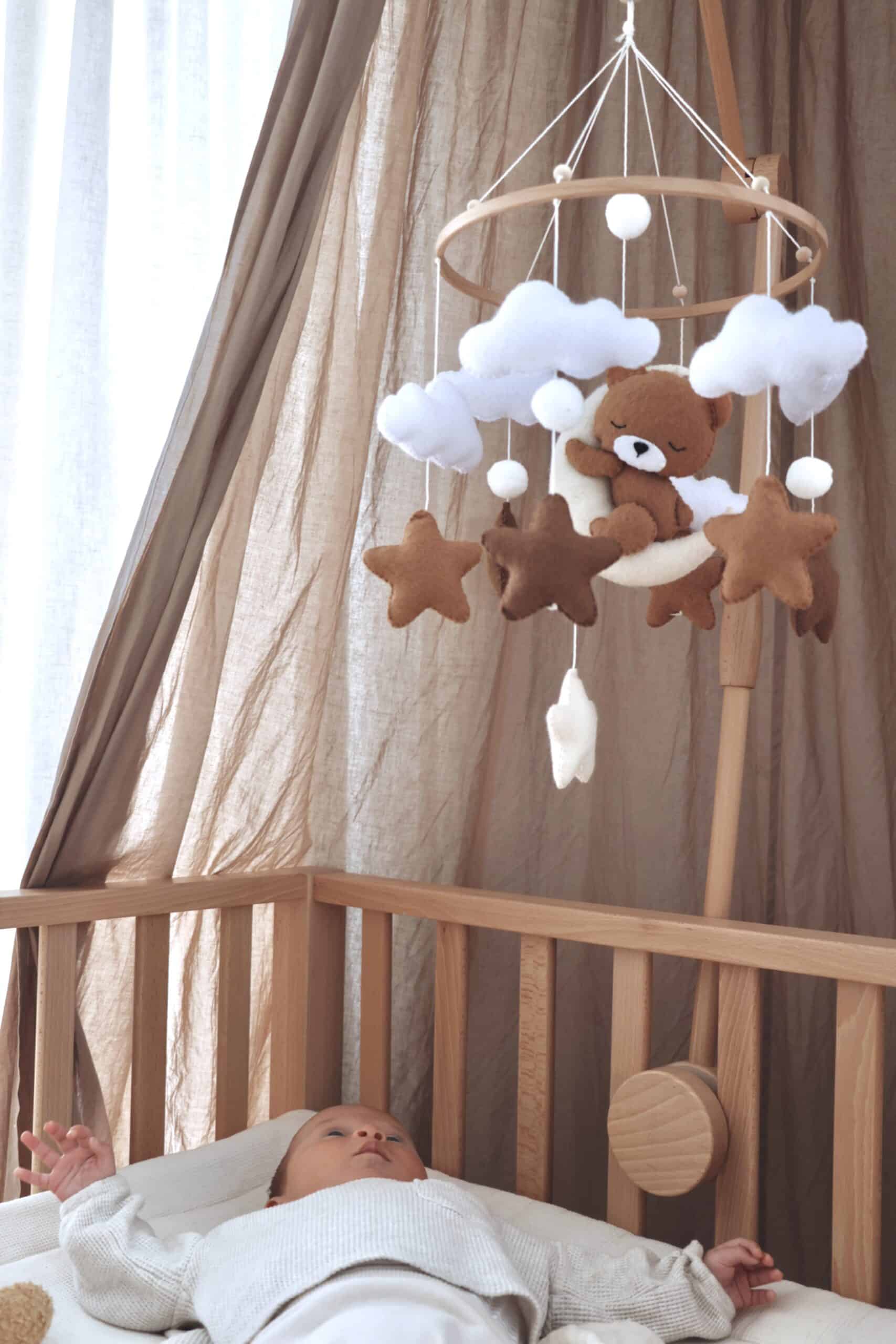 Handgefertigtes Schlafender Teddy Babymobile aus Holz – KinderGlück